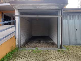 Garage in vendita a cologno monzese viale piemonte, 27