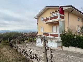 Casa indipendente in vendita ad ancarano contrada casette