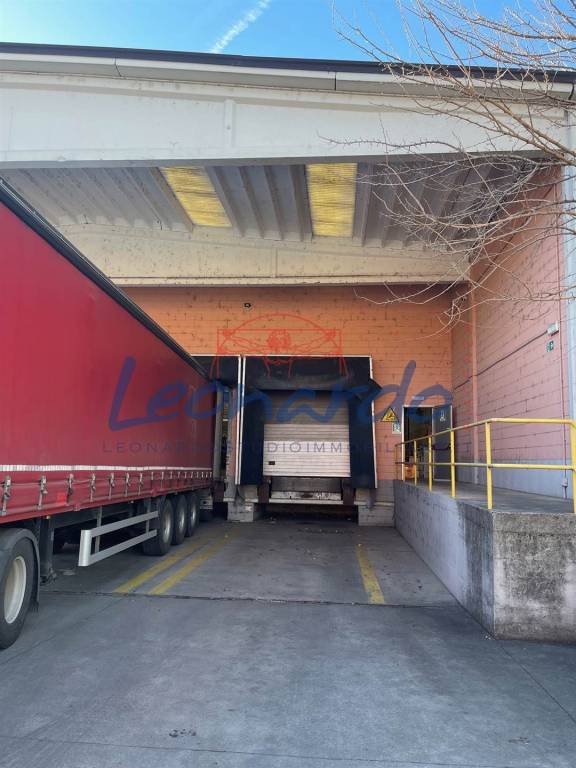 capannone in vendita a Piacenza in zona Le Mose