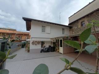 Casa indipendente in vendita ad azzano san paolo via roma