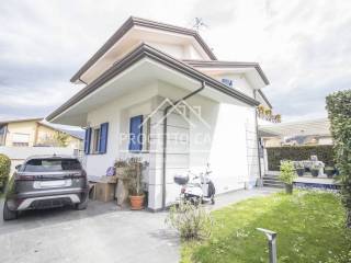 Villa in vendita a massarosa via amalfi