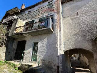Casa indipendente in vendita ad agra via pasquinelli, 12