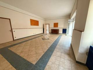 Negozio in affitto a la valletta brianza via vittorio veneto, 10