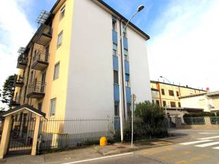Garage in vendita a bareggio via madonna pellegrina, 60