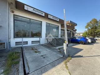 Negozio in affitto a reggio nell'emilia via giuseppe di vittorio, 2