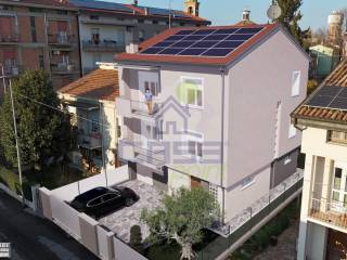 Casa indipendente in vendita a guastalla via pascoli 3