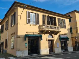 Casa indipendente in vendita a moconesi piazza vittorio basso