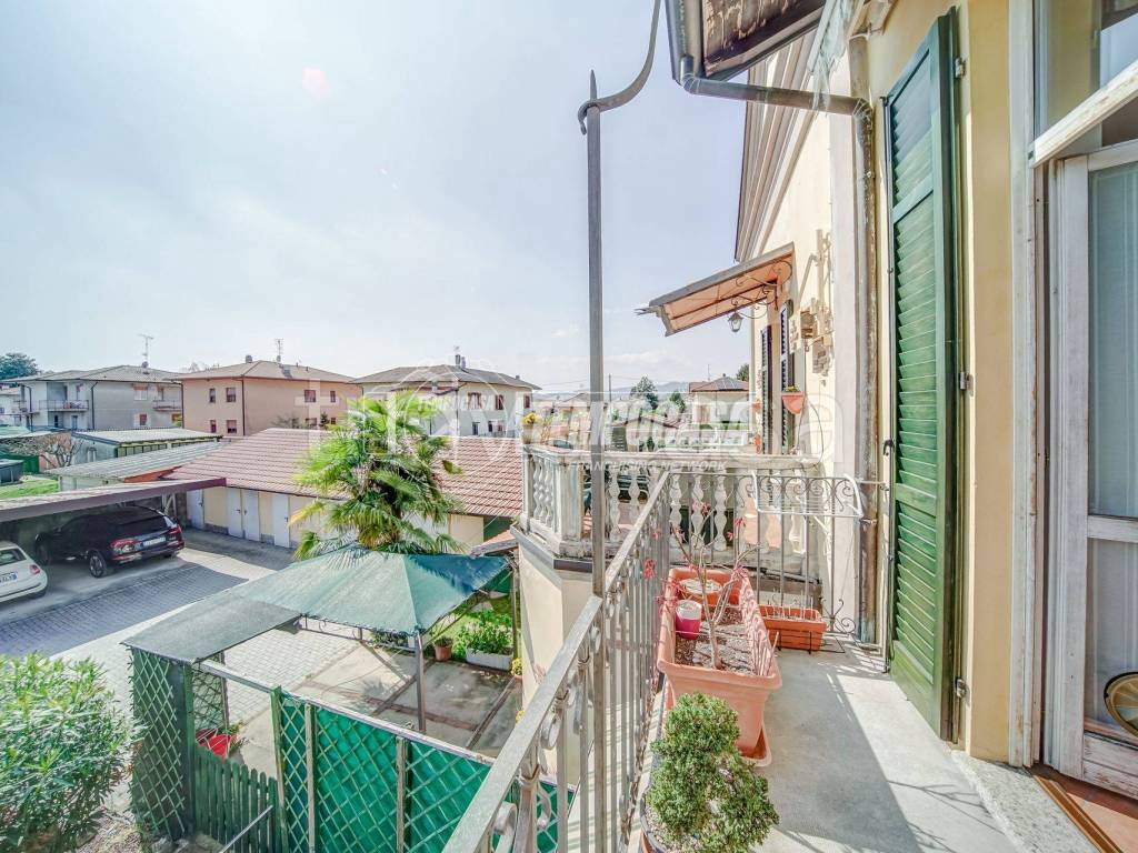 Case in vendita ad Angera - TrovaCasa