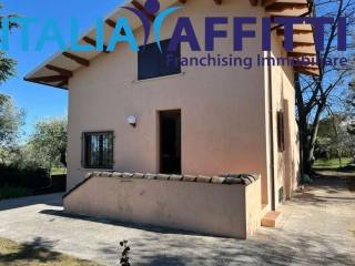 Casa indipendente in affitto a rosciano sp41