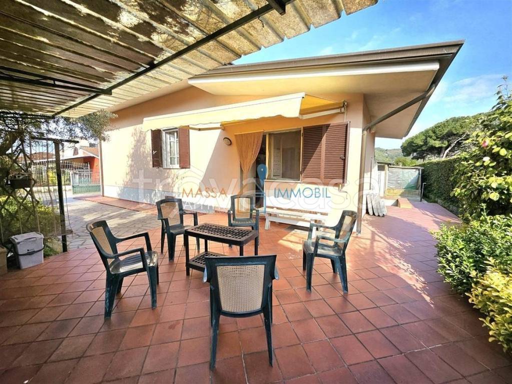 casa indipendente in vendita a Massa in zona Centro Storico