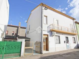 Casa indipendente in vendita a campomarino via g. di vittorio, 18