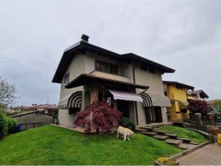 Villa bifamiliare in vendita a maggiora via unità d'italia