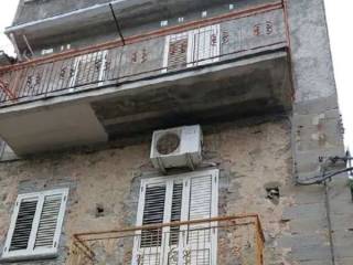 Casa indipendente all'asta a ficarra vico i s. biagio, 14, 98062 ficarra me, italia
