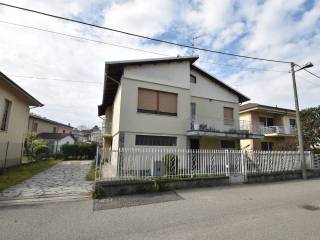 Villa in vendita a borgo vercelli via dante alighieri