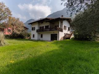 Casa indipendente in vendita ad avio via alla cà, 24