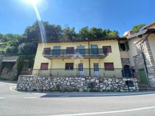 Casa indipendente in vendita ad adrara san martino via vecchi, 1