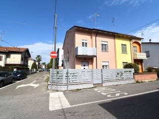 Villa bifamiliare in vendita a guastalla via alessandro manzoni, 8