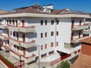 Intero stabile in vendita ad alba adriatica via emilia, 12