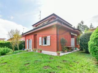 Villa in vendita a bosisio parini via eupilio