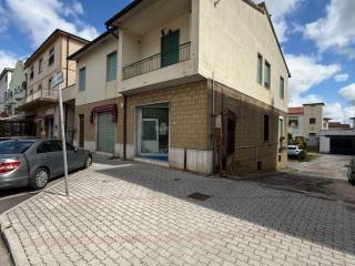 Negozio in affitto a campiglia marittima via indipendenza, 44
