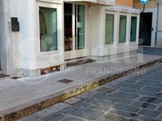 Negozio in affitto a gaeta piazza mare all'arco, 7