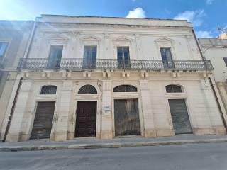 Intero stabile in vendita a vittoria via principe umberto