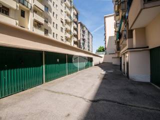 Garage in vendita a milano via silvio zambaldi, 7