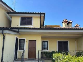 Villa a schiera in in affitto da privato a guidonia montecelio via appiano, 6g
