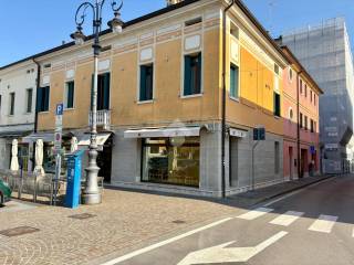 Negozio in affitto a montebelluna corso mazzini giuseppe, 129