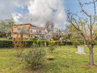 Villa in vendita a sutri via delle ginestre, 11
