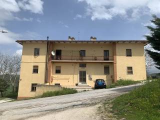 Intero stabile in vendita a camerino seola alta