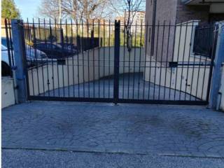 Garage in vendita a pomezia viale odisseo