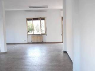 Negozio in affitto a prato via pistoiese, 656