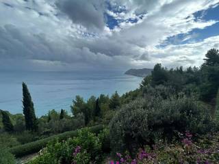Villa in vendita ad alassio via luigi borri s.n.c.