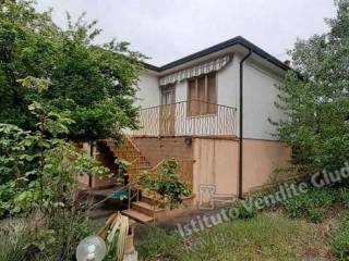 Villa all'asta a canaro via a. gramsci n. 368