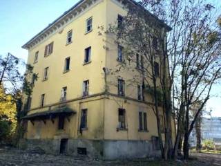 Intero stabile all'asta a piacenza via nino bixio, snc