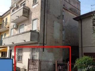 Intero stabile all'asta a rovigo via adua n. 17
