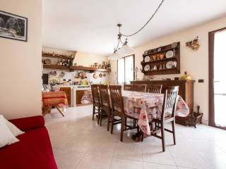 Villa bifamiliare in vendita a quattro castella 