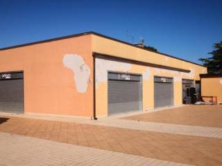 Garage in vendita a crotone via antonio de curtis