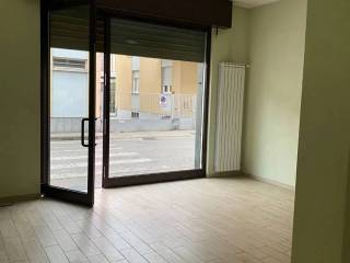 Negozio in affitto ad abbiategrasso via legnano, 40