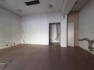 Negozio in affitto a pesaro via padre massimiliano kolbe