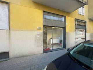 Negozio in affitto a magenta via zara, 7
