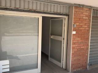 Garage in vendita a vieste via papa giovanni xxiii