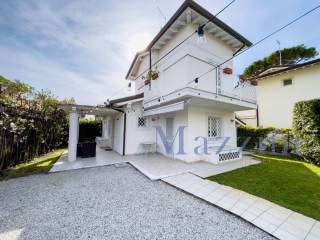 Villa in vendita a forte dei marmi via scassicarli
