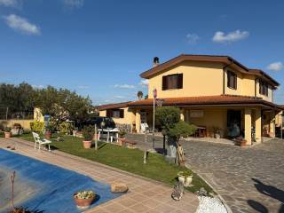 Villa bifamiliare in vendita ad aprilia via ofanto
