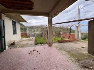 Casa indipendente all'asta a messina ss.113 dir. località tarantonio