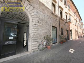 Negozio in affitto ad ascoli piceno via dei notai, 8