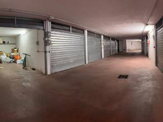 Garage in vendita a roma via cardinale garampi