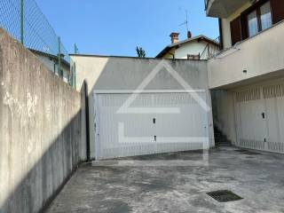 Garage in vendita a casatenovo via giuseppe verdi, 25