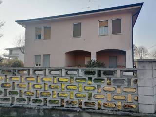 Intero stabile in vendita a dovera 